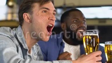 情绪化的男人在酒吧里碰啤酒杯，看体育比赛，冠军赛